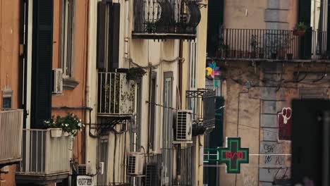 Balkonfassaden-In-Einer-Straße-In-Neapel