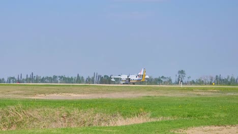 Hubschrauber-Und-Flugzeuge-Fliegen-Rund-Um-Den-Waldbrand-Um-Grüne-Felder-Herum