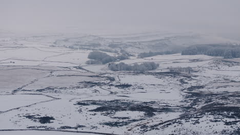 Establecimiento-De-Una-Toma-Aérea-De-Drones-Del-Paisaje-Nevado-De-Los-Valles-De-Yorkshire,-Reino-Unido