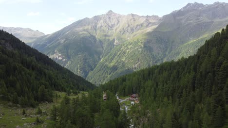 Vista-Aérea-Del-Pintoresco-Paisaje-De-Los-Alpes-Tiroleses-Alrededor-Del-Valle-De-Pitztal-En-Austria