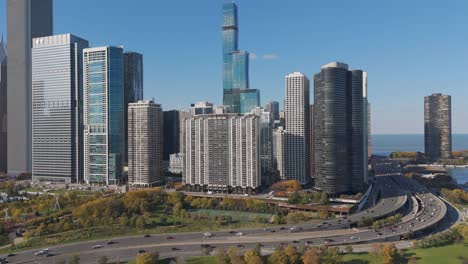 Luftaufnahme-Moderner-US-Stadtgebäude-In-Chicago,-Erhöhtes-Autobahnnetz-Und-Park