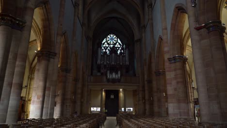 Das-Innere-Der-St.-Martin-Kirche-Ist-Prachtvoll-Mit-Feinen-Schnitzereien-Auf-Der-Kuppel-Und-Einer-Wunderschönen-Barockorgel