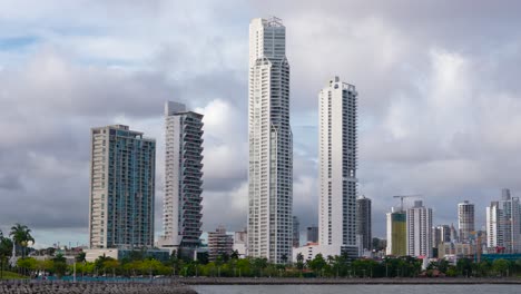 Rascacielos-En-La-Ciudad-De-Panamá,-Sobre-Un-Cielo-Nublado