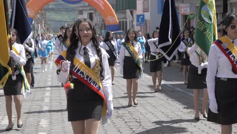 Uniforme-Escolar-Niñas-Vestidas-Desfile-Callejero-Celebración-Del-Día-De-La-Independencia
