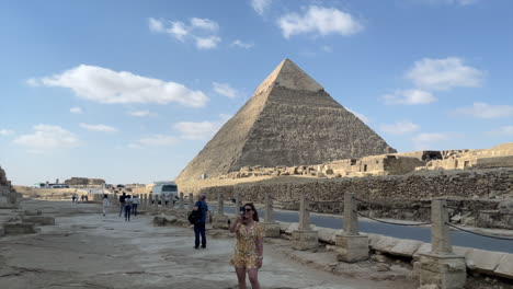 Los-Turistas-Caminan-Hacia-La-Gran-Pirámide-De-Giza.