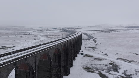 Langsam-Ansteigende,-Sich-Etablierende-Luftdrohnenaufnahme-Des-Verschneiten-Ribblehead-Viadukts-Yorkshire-Dales,-Großbritannien