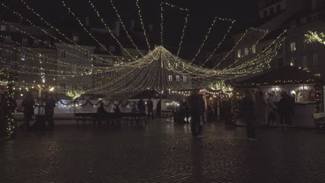 Menschen-Gehen-In-Nebliger-Nacht-Auf-Dem-Marktplatz-Der-Altstadt-Mit-Beleuchtungsdekoration-In-Warschau,-Polen