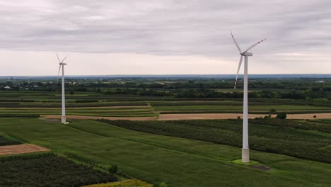 Grüne-Energie:-Strom-Wird-Durch-Windkraftanlagen-Mit-Rotierenden-Propellern-Erzeugt