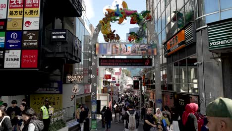 La-Calle-Takeshita,-Harajuku,-Vibra-Con-Energía-Mientras-La-Gente-Recorre-El-Carril-Angosto.