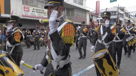 Formación-De-Bandas-De-Tambores-Y-Tubos-Para-Celebrar-El-Desfile-Callejero-De-La-Independencia-De-La-Ciudad