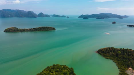 Tropische-Natur-Und-Blaues-Meer,-Drohnenaufnahmen,-Langkawi-Inseln,-Malaysia,-Luftaufnahme-2