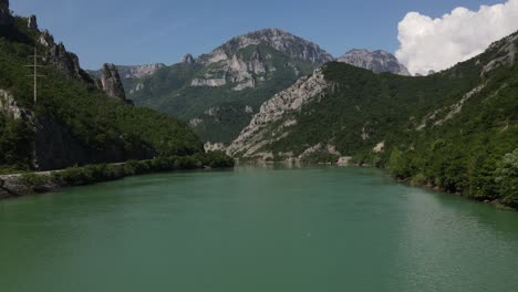 Vista-Desde-Arriba-Del-Río-Neretva-Que-Fluye-A-Través-De-Las-Montañas-En-La-Ciudad-Bosnia.