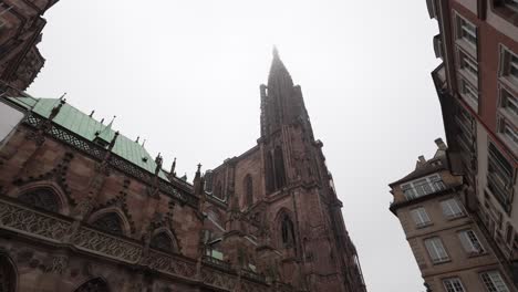 Blick-Auf-Die-Straßburger-Kathedrale-Vor-Bewölktem-Himmel-Im-Hintergrund,-Ein-Meisterwerk-Gotischer-Architektur,-Ein-Lebendiges-Zeugnis-Der-Ausdauer-Menschlicher-Kreativität-Und-Hingabe