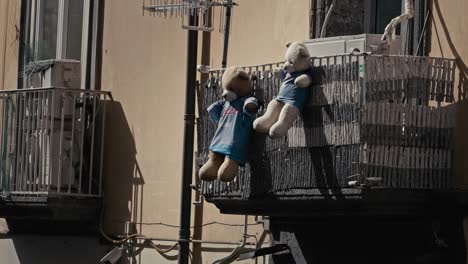 Teddybären-Auf-Dem-Balkon-Von-Neapel