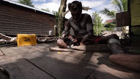 Asmat-Kopfjäger-Und-Holzschnitzer-In-Traditionellen-Stammes--Und-Nationalbräuchen,-Gekleidet-In-Papua,-Indonesien