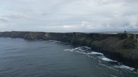 Atemberaubende-Luftaufnahme-Der-Cliffs-Of-Moher-Und-Des-Tower-At-Hag&#39;s-Head-In-Irland