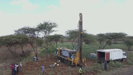 Afrikanische-Ingenieure-Beaufsichtigen-Das-Bohren-Eines-Brunnens,-Um-Das-örtliche-Dorf-Mit-Wasser-Zu-Versorgen