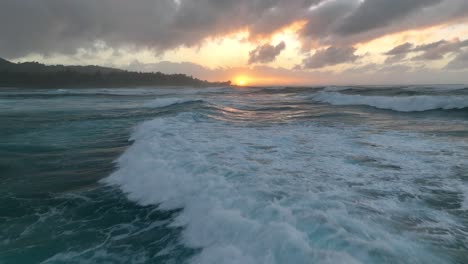 Luftaufnahme-Des-Sonnenuntergangs-Von-Großen-Meereswellen,-Die-In-Hawaii-Brechen