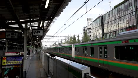 Train-passing-by-at-Harajuku-Station,-Yamanote-loop-line-around-central-Tokyo,-Japan,-static