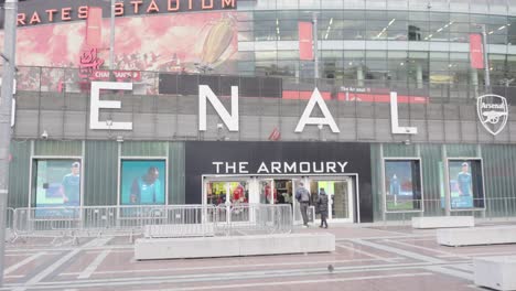 Emirates-Stadium,-People-arrive-at-the-club-shop-to-browse-the-merchandise