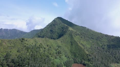 Vista-Aérea-De-La-Montaña-Kembang-O-Gunung-Kembang,-Tambi,-Indonesia