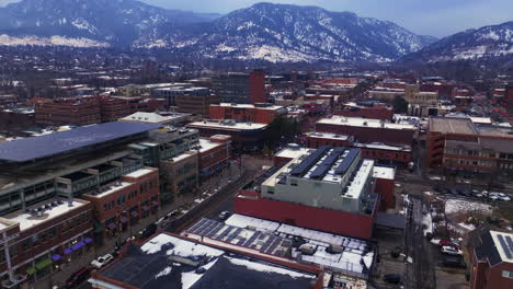 Weihnachten-In-Boulder,-Colorado-Pearl-Street,-Einkaufszentrum,-Autos,-Gebäude,-Straßen,-Grundlinie,-Luftaufnahme,-Drohne,-Filmisch,-Dezember,-Universität-Von-Colorado,-Cu-Fans,-Winter,-Wolkig,-Schneebedeckt,-Bügeleisen,-Chautauqua-Park,-Enthüllung