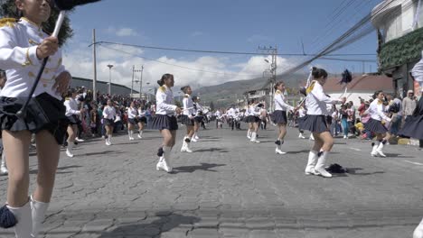 Jóvenes-Majorettes-Realizan-Rutina-De-Baile-Desfile-Callejero-Del-Día-De-La-Independencia