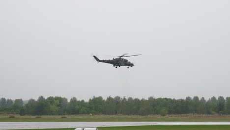 Helicóptero-De-Ataque-Militar-Flota-En-El-Aire-Y-Gira-Alrededor-De-Su-Eje-De-Maniobra