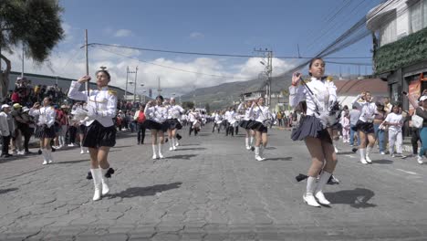 Jóvenes-Majorettes-Baton-Twirl-Town-Desfile-Celebran-El-Día-De-La-Independencia-Cámara-Lenta