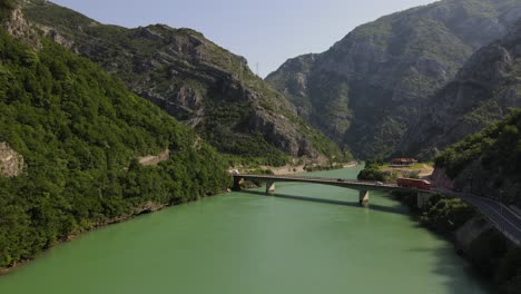 Vista-De-Drones-Del-Puente-Construido-Sobre-El-Río-Neretva-Que-Fluye-A-Través-De-Las-Montañas-En-Bosnia