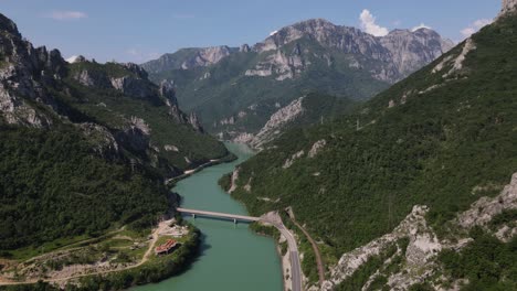 Blick-Von-Oben-Auf-Die-Brücke-über-Den-Fluss-Neretva,-Der-Durch-Die-Berge-In-Der-Bosnischen-Stadt-Fließt
