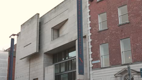 Tilt-shot-of-the-facade-of-the-National-Gallery-of-Ireland-in-Dublin,-Ireland