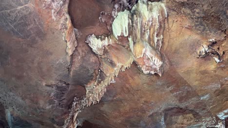 Intrincadas-Formaciones-De-Cuevas-Con-Estalactitas-Y-Depósitos-Minerales