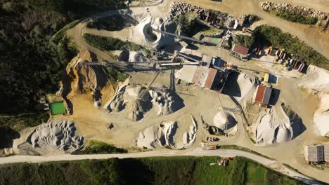 Lagerbestände-Am-Steinbruchgelände-Mit-Stufenwänden-In-Castriz,-Spanien
