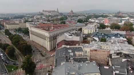 Krakow-centre-architecture,-townhouses-and-historic-Wawel-Castle,-aerial-panorama