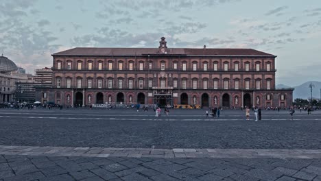 Frente-Del-Palacio-Real,-Piazza-Del-Plebiscito,-Nápoles
