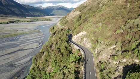 Neuseeland-Bergstraße,-Die-Drohne-Fährt