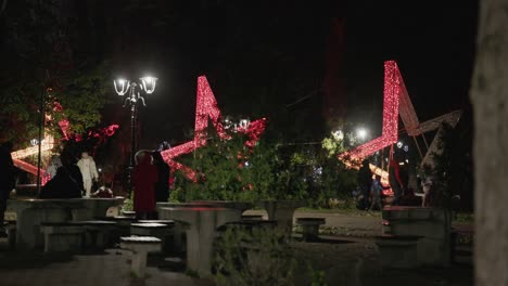 Landkreis-Galati,-Rumänien-–-Menschen-Genießen-Den-Beleuchteten-Park,-Der-Während-Der-Feierlichkeiten-Zum-Galati-Nationalfeiertag-Mit-Festlichen-Lichtern-Geschmückt-Ist-–-Weitwinkelaufnahme