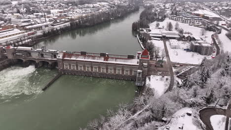 Verschneites-Wasserkraftwerk-In-Lauenburg,-Schweiz,-Panoramaschwenk