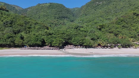 Tropisches-Strandresort-In-Der-Karibik,-Reiseziel-Mit-Strohsonnenschirmen