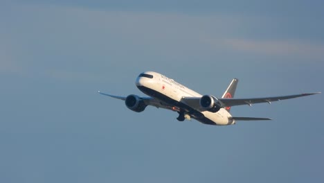 Air-Canada-Flugzeug-Fliegt-Und-Dreht-Sich-Am-Himmel