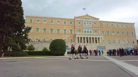 Guardias-De-Evzone-Marchando-Alejándose-Del-Edificio-Del-Parlamento-Helénico-En-Atenas,-Grecia