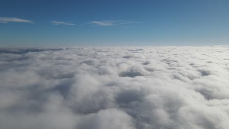 Paisaje-Sobre-Nubes-En-El-Cielo,-Vista-De-Drones-Del-Cielo-Despejado
