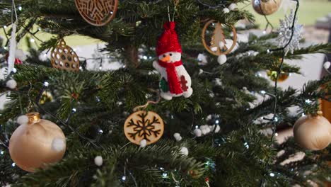 Geschmückter-Traditioneller-Grüner-Weihnachtsbaum,-Langsames-Schwenken-Des-Tageslichts