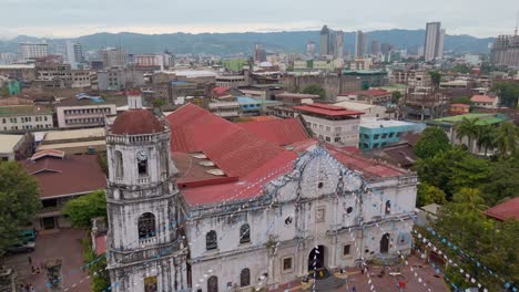Cebu-Metropolitan-Cathedral-Während-Der-Feier-Mit-Städtischem-Stadtbild-Hintergrund