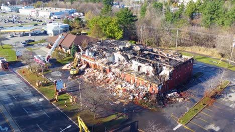Una-Excavadora-Trabaja-En-Un-Incendio-Forestal-Ambiental-Que-Destruyó-Un-Edificio-Con-Un-Drone-Aéreo