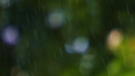 Das-Geräusch-Des-Regens-Nimmt-Zu,-Wenn-Der-Regen-Zunimmt-Und-Die-Umgebung-Verschwimmt