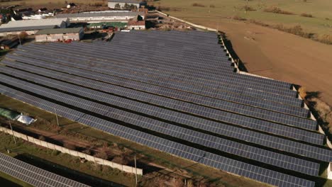Filas-De-Paneles-Solares-Que-Producen-Energía-Ecológica-Y-Sostenible,-Vista-Aérea.