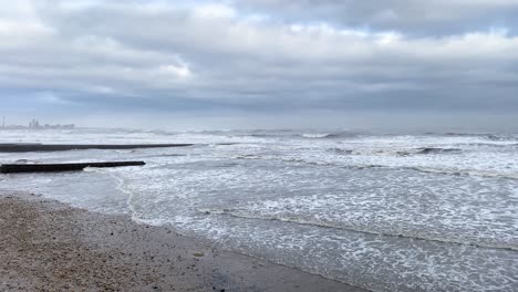 Rough-North-Sea-Seascape-on-Hendon-Beach,-on-a-grey-cloudy-day
