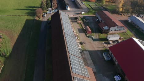 Auf-Dem-Dach-Eines-Bauernhofs-Montierte-Photovoltaikpaneele,-Die-Die-Von-Ihnen-Erzeugte-Grüne-Und-Saubere-Energie-Nutzen,-Luftaufnahme